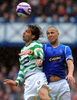 08-09スコットランド・プレミアリーグ第35節、グラスゴー・レンジャーズ（%%Glasgow Rangers%%）対セルティック（%%Celtic%%）。試合はレンジャーズが1-0で勝利し、敗れたセルティックは2位に転落した。写真はハイボールを競り合うセルティックのゲオルギス・サマラス（%%Georgios Samaras%%、左）とレンジャーズのマジド・ブゲラ（%%Madjid Bougherra%%、右）。（2009年5月9日撮影）(c)AFP/ANDREW YATES