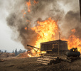 チリのコンスティトゥシオンで、勢いを増す山火事（2017年1月25日撮影）。(c)AFP/MARTIN BERNETTI