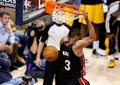 13-14NBAプレーオフ・イースタンカンファレンス決勝（7回戦制）、インディアナ・ペイサーズ（Indiana Pacers）対マイアミ・ヒート（Miami Heat）第2戦。ダンクシュートを決めるマイアミ・ヒートのドウェイン・ウェイド（Dwyane Wade、2014年5月20日撮影）。(c)AFP/Getty Images/Joe Robbins