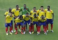 2014年サッカーW杯ブラジル大会（2014 World Cup）南米予選、エクアドル対ウルグアイ。試合前の写真撮影に臨むエクアドルの選手（2013年10月11日撮影）。(c)AFP/Eduardo Valenzuela