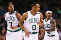 15-16NBA、ボストン・セルティックス対シカゴ・ブルズ。試合に臨むボストン・セルティックスの（左から）ジャレッド・サリンジャー、エイブリー・ブラッドリー、アイザイア・トーマス（2015年12月9日撮影）。(c)AFP/Getty Images/Maddie Meyer
