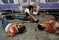 フィリピンの首都マニラ（Manila）の高架鉄道で行われた、列車内での自爆テロに備えた訓練に参加する救急医療隊員（2008年12月20日撮影）。(c)AFP/JAY DIRECTO