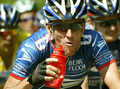2003年のツール・ド・フランス（Tour de France）に出場するランス・アームストロング（Lance Armstrong）氏（2003年7月10日撮影）。(c)AFP/JOEL SAGET