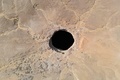 イエメン・マハラ州の砂漠にある「地獄の井戸」として知られる穴（2021年6月6日撮影）。(c)AFP

