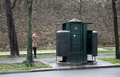 仏パリに設置された男性用公衆トイレ「ピソティエール」（2013年1月1日撮影）。(c)JACQUES DEMARTHON / AFP