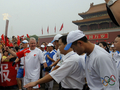 中国・北京（Beijing）の天安門広場（Tiananmen Square）で、男子バスケットボール選手、姚明（ヤオ・ミン、Yao Ming）選手から北京五輪聖火を受け取った国際オリンピック委員会（International Olympic Committee、IOC）のハイン・フェルブルッゲン（Hein Verbruggen）調整委員会委員長（左、2008年8月6日撮影）。(c)AFP/BEHROUZ MEHRI