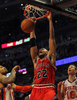 11-12NBAは12日、各地で試合が行われ、シカゴ・ブルズ（Chicago Bulls）は104-99でニューヨーク・ニックス（New York Knicks）に勝利した。

ダンクシュートを決めるシカゴ・ブルズのタージ・ギブソン（Taj Gibson、中央、2012年3月12日撮影）。(c)AFP/Getty Images/Jonathan Daniel