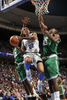 09-10NBA、オーランド・マジック（%%Orlando Magic%%）対ボストン・セルティックス（%%Boston Celtics%%）。試合はセルティックスが86-77で勝利した。写真はセルティックスのトニー・アレン（%%Tony Allen%%）とケンドリック・パーキンス（%%Kendrick Perkins%%）に囲まれながらも得点を狙うマジックのマット・バーンズ（%%Matt Barnes%%）。（2009年12月25日撮影）(c)AFP/Getty Images/NBAE/Fernando Medina