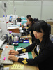 韓国・ソウル（Seoul）の韓国中小企業銀行（Industrial Bank of Korea、IBK）で、勤務中の行員の女性たち（2013年2月15日撮影）。(c)AFP/KIM JAE-HWAN