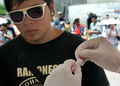 メキシコの首都メキシコ市（Mexico City）で行われた、「エイズ医療財団（AIDS Healthcare Foundation、AHF）」によるコンドームの使用を普及させる世界キャンペーン｢ラブ・コンドーム（Love Condoms）｣。写真は、エイズ検査を受ける人（2009年8月28日撮影）。(c)AFP/Luis ACOSTA