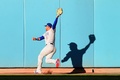 17MLBプレーオフ、ナ・リーグ優勝決定シリーズ（7回戦制）、ロサンゼルス・ドジャース対シカゴ・カブス。捕球するシカゴ・カブスのアルバート・アルモーラ（2017年10月15日撮影）。(c)AFP/Getty Images/Harry How