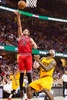 14-15NBAプレーオフ・イースタンカンファレンス準決勝（7回戦制）、クリーブランド・キャバリアーズ対シカゴ・ブルズ。クリーブランド・キャバリアーズのレブロン・ジェームズ（右）をかわして得点を狙うシカゴ・ブルズのヨアキム・ノア（2015年5月6日撮影）。(c)AFP/Getty Images/Jason Miller