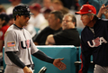 第2回ワールド・ベースボール・クラシック（%%2009 World Baseball Classic%%）2次ラウンド2組1位決定戦、ベネズエラ戦で3回に本塁に生還し、デーブ・ジョンソン（%%Davey Johnson%%）監督（右）と喜びを分かち合う米国のブライアン・ロバーツ（%%Brian Roberts%%）。（2009年3月18日撮影）(c)AFP/Getty Images/Doug Benc