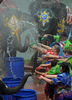 タイでは旧暦の元旦にあたる13日を前後し、旧正月の水かけ祭り「ソンクラーン（Songkran）」が行われている。写真はアユタヤ（Ayutthaya）県で11日に行われたソンクラーンで、外国人観光客に水をかけるゾウ（2011年4月11日撮影）。(c)AFP/PORNCHAI KITTIWONGSAKUL