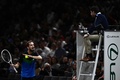 男子テニス、パリ・マスターズ、シングルス2回戦。主審に抗議するダニール・メドベージェフ（2023年11月1日撮影）。(c)JULIEN DE ROSA / AFP