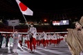 国立競技場で開催された東京五輪の開会式で、旗手の八村塁（中央）を先頭に入場する日本選手団（2021年7月23日撮影）。(c)Odd ANDERSEN / AFP