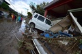 台風19号（アジア名：ハギビス）の影響を受けた長野県で、洪水の被害に見舞われた住宅と車（2019年10月15日撮影）。(c)Kazuhiro NOGI / AFP