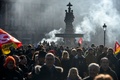 フランス・ボルドーで、年金改革案に反対する抗議デモに参加した人々（2019年12月10日撮影）。(c)NICOLAS TUCAT / AFP