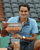 全仏オープンテニス2009（%%French Open 2009%%）男子シングルス決勝。大会第2シードのロジャー・フェデラー（%%Roger Federer%%、スイス）は、大会第23シードのロビン・ソデルリング（%%Robin Soderling%%、スウェーデン）と対戦。フェデラーは6-1、7-6、6-4で全仏初優勝を果たし、ピート・サンプラス（%%Pete Sampras%%、米国）氏の持つグランドスラム最多優勝記録（14勝）に並ぶと同時に、史上6人目の生涯グランドスラム（4大大会全制覇）を達成した。写真はトロフィーを持ってポーズをとるロジャー・フェデラー。（2009年6月7日撮影）(c)AFP/PATRICK KOVARIK