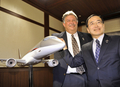都内の会見で、小型ジェット旅客機「三菱リージョナルジェット（Mitsubishi Regional Jet、MRJ）」100機受注を発表し、笑みを浮かべる三菱航空機（Mitsubishi Aircraft）の江川豪雄（Hideo Egawa）社長（右）とトランス・ステーツ・ホールディングス（Trans States Holdings、TSH）のリチャード・リーチ（Richard Leach）社長（2009年10月2日撮影）。(c)AFP/Yoshikazu TSUNO