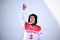 北京冬季五輪、スノーボード男子ハーフパイプ決勝。金メダルを獲得し、表彰式に臨む平野歩夢（2022年2月11日撮影）。(c)Marco BERTORELLO / AFP