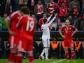 サッカー欧州チャンピオンズリーグ2013-14（UEFA Champions League 2013-14）準決勝第2戦、バイエルン・ミュンヘン（Bayern Munich）対レアル・マドリード（Real Madrid）。バイエルン・ミュンヘンのアリエン・ロッベン（Arjen Robben、右）の隣でチーム4点目のゴールを喜ぶレアル・マドリードのクリスティアーノ・ロナウド（Cristiano Ronaldo、中央、2014年4月29日撮影）。(c)AFP/JOHN MACDOUGALL