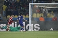 2010年サッカーW杯南アフリカ大会（%%2010 World Cup%%）1次リーグE組、デンマーク対日本。日本は3-1で勝利し、勝ち点6（2勝1敗）の同組2位で決勝トーナメントに進んだ。日本の決勝トーナメント進出は、自国開催以外のW杯では初めて。写真は後半42分にチームの3点目を決める日本の岡崎慎司（%%Shinji Okazaki%%、右）。（2010年6月24日撮影）(c)AFP/THOMAS COEX