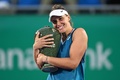 女子テニス、韓国オープン、シングルス決勝。トロフィーを手にするベアトリース・ハダード・マイア（2024年9月22日撮影）。(c)Jung Yeon-je / AFP