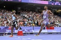 パリ五輪、陸上男子200メートル準決勝。ゴールするボツワナのレツィレ・テボゴ（左）と米国のノア・ライルズ（2024年8月7日撮影）。(c)Jewel SAMAD / AFP