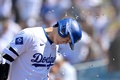 24MLB、ロサンゼルス・ドジャース対サンフランシスコ・ジャイアンツ。8回にソロ本塁打を放ち、ひまわりの種をかけられて祝福されるロサンゼルス・ドジャースの大谷翔平（2024年7月25日撮影）。(c)Jayne Kamin-Oncea/Getty Images/AFP
