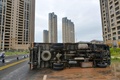 台風14号が上陸した中国・福建省のアモイで、路上に横転したトラック（2016年9月15日撮影）。(c)AFP