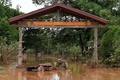 ダム決壊による洪水の被害を受けたラオス・アッタプー県サナームサイ郡で、水に漬かったままの農機（2018年7月27日撮影）。(c)AFP PHOTO / Nhac NGUYEN