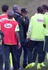 ブラジル代表のキャンプ地テレゾポリス（Teresopolis）に戻り、ルイス・フェリペ・スコラーリ（Luiz Felipe Scolari）監督（左から3人目）に歓迎されるネイマール（Neymar da Silva Santos Junior、中央、2014年7月10日撮影）。(c)AFP/VANDERLEI ALMEIDA