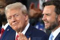 米ウィスコンシン州ミルウォーキーで開催された共和党大会に出席したドナルド・トランプ前大統領（左）とJ・D・バンス上院議員（2024年7月15日撮影）。(c)ANDREW CABALLERO-REYNOLDS / AFP
