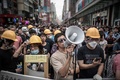 香港の旺角（Mongkok）地区で、路上にバリケードを築く民主派デモの参加者（2014年10月22日撮影）。(c)AFP/Philippe Lopez