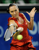 女子テニス、東レ・パンパシフィック・オープン（%%Toray Pan Pacific Open 2009%%）シングルス3回戦。大会第7シードのエレナ・ヤンコビッチ（%%Jelena Jankovic%%、セルビア）は、ロシアのエレナ・ベスニナ（%%Elena Vesnina%%）と対戦。ヤンコビッチは第1セットを6-1で制し迎えた第2セット途中（3-0）にベスニナが負傷棄権したため、準々決勝に進出した。写真はリターンショットを放つエレナ・ヤンコビッチ。（2009年9月30日撮影）(c)AFP/Toru YAMANAKA