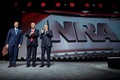 米ジョージア州アトランタで全米ライフル協会（NRA）が開いたリーダーシップフォーラムで、NRA幹部らと登壇したドナルド・トランプ大統領（中央、2017年4月28日撮影）。(c)AFP/JIM WATSON