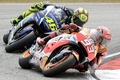 世界ロードレース選手権第17戦、マレーシアGP、MotoGPクラス決勝に臨むモビスター・ヤマハのバレンティーノ・ロッシとレプソル・ホンダのマルク・マルケス（2015年10月25日撮影）。(c)AFP/MANAN VATSYAYANA