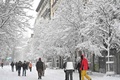 スペイン・マドリード市内で雪の中を歩く人々（2021年1月9日撮影）。(c)Gabriel BOUYS / AFP