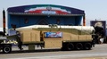 イランの首都テヘランで行われた軍事パレードで披露された新型ミサイル「ホッラムシャフル」（手前、2017年9月22日公開）。(c)AFP