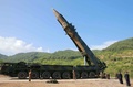 朝鮮中央通信（KCNA）が配信した、大陸間弾道ミサイル（ICBM）発射実験を視察する金正恩朝鮮労働党委員長（右から2番目）の写真（2017年7月4日配信）。(c)AFP/KCNA VIA KNS