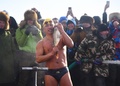 氷点下40度の諾干湖で行われた「冬の漁」イベントで、寒中水泳に参加した男性。魚も獲得した（2019年12月18日撮影）。(c)CNS/張瑋