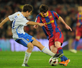 10-11スペイン1部リーグ第27節、FCバルセロナ（FC Barcelona）対レアル・サラゴサ（Real Zaragoza）。レアル・サラゴサのアンデル・エレーラ（Ander Herrera Aguera、左）のチェックを受けるFCバルセロナのリオネル・メッシ（Lionel Messi、2011年3月5日撮影）。(c)AFP/LLUIS GENE
