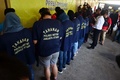 インドネシア・ジャカルタの警察署で、警察当局の記者会見で一列に並ばされる男性ら（2017年5月22日撮影）。(c)AFP/FERNANDO