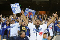 13MLBは19日、各地で試合が行われ、ロサンゼルス・ドジャース（Los Angeles Dodgers）は7-6でアリゾナ・ダイヤモンドバックス（Arizona Diamondbacks）を下し、プレーオフ進出一番乗りを果たした。

地区優勝とプレーオフ進出を喜ぶドジャースのファン（2013年9月19日撮影）。(c)AFP/Getty Images/Christian Petersen
