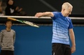 チャリティーマッチでラケットを投げるジョン・マッケンロー（John McEnroe）氏（2013年11月17日撮影）。(c)AFP/Toru YAMANAKA