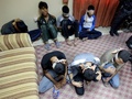 イラク・バグダッド（Baghdad）の警察署で目隠しをされて座っている国際テロ組織アルカイダ（Al-Qaeda）構成員とみられる男たち。警察によると、宗派間対立をあおるためバグダッド南部でシーア派のイスラム教徒に対し、脅迫・殺害を行ったと供述しているという（2013年10月5日撮影）。(c)AFP/SABAH ARAR