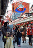 東京・浅草の浅草寺（Sensoji）に続く仲見世（Nakamise）商店街（2012年12月27日撮影）。(c)AFP/Yoshikazu TSUNO