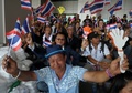 タイの首都バンコク（Bangkok）で、政府庁舎に侵入した反政府デモの参加者たち（2013年11月28日撮影）。(c)AFP/PORNCHAI KITTIWONGSAKUL
