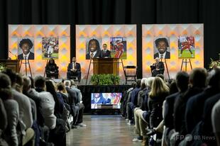 米バージニア大学長、多様性プログラムめぐる圧力で辞任